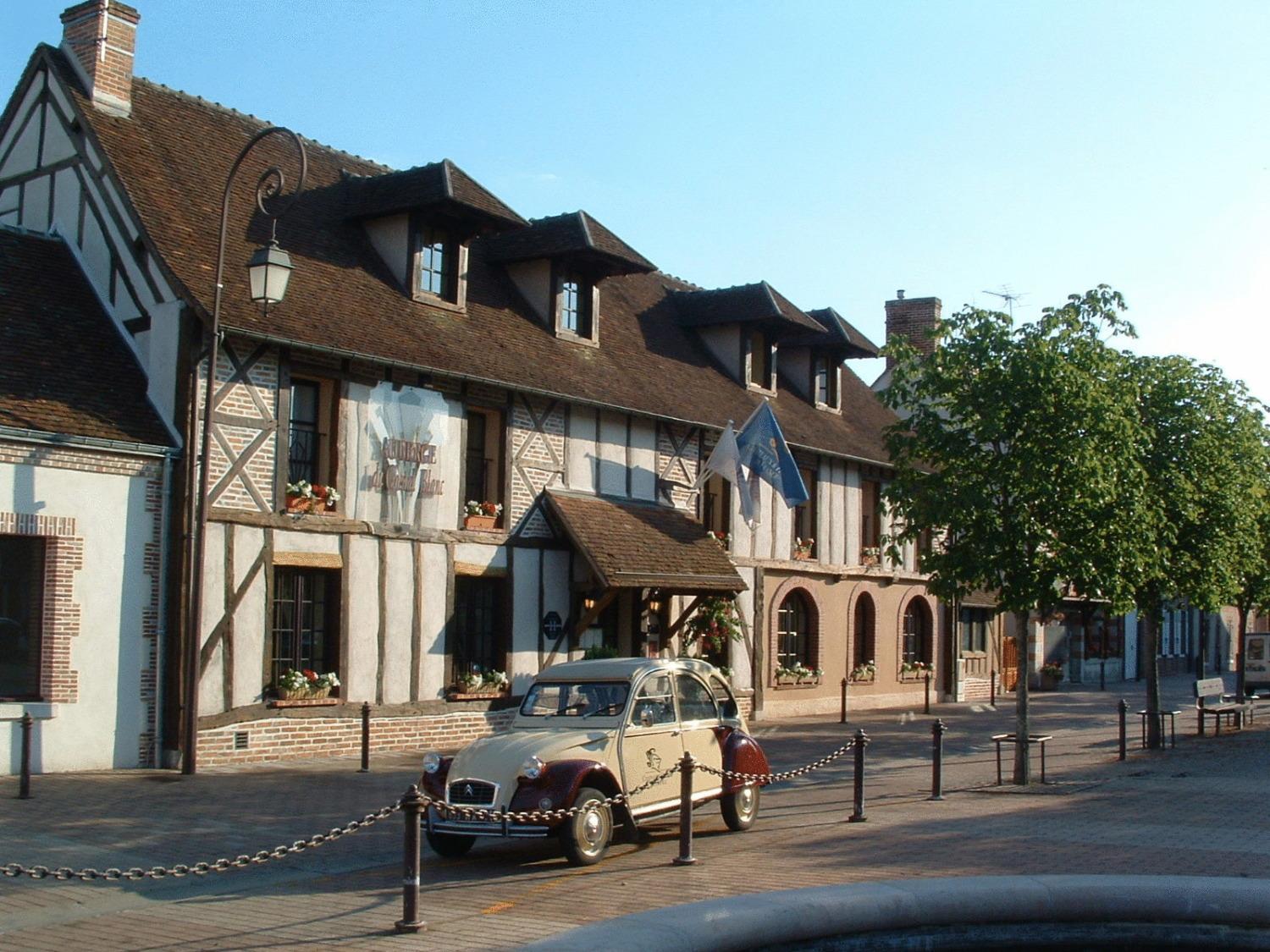 Auberge Du Cheval Blanc - Teritoria Selles-Saint-Denis Eksteriør billede